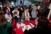 Signant el llibre Paraules d,amor. Sant Jordi 2012